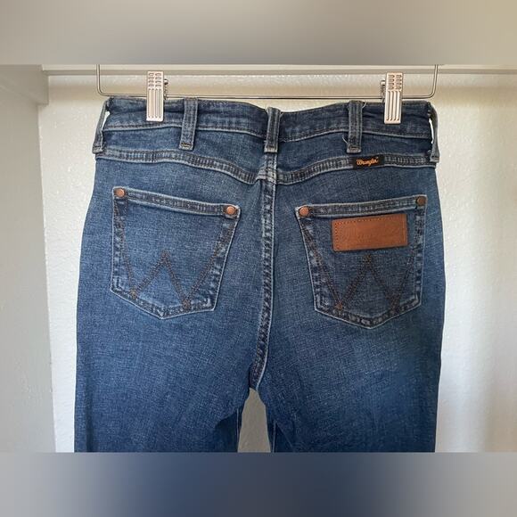 WOMEN'S WRANGLER RETRO® MAE MID RISE BOOTCUT JEAN - Picture 6 of 9